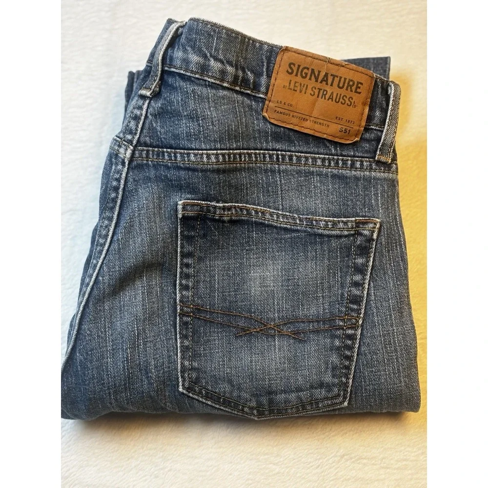 Levi 551 Mens Jeans Size 32x34 (actual 32x33) Signature Straight Leg Cotton